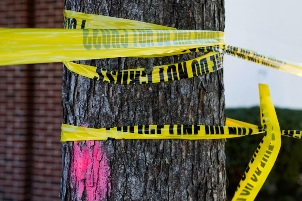 <p>Jedan od policajaca 26-godišnjak, pogođen je u glavu i ostao je u kritičnom stanju nakon operacije mozga. Još dvije osobe su trenutno u kritičnom stanju</p>