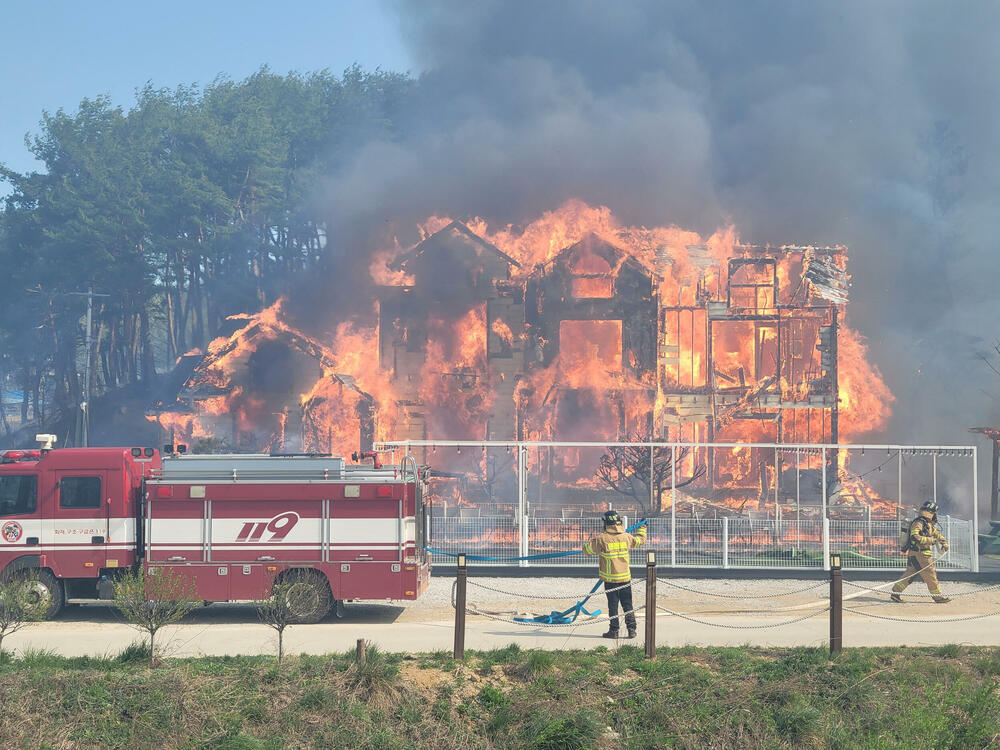<p>Najmanje 44 kuće su uništene u požaru</p>