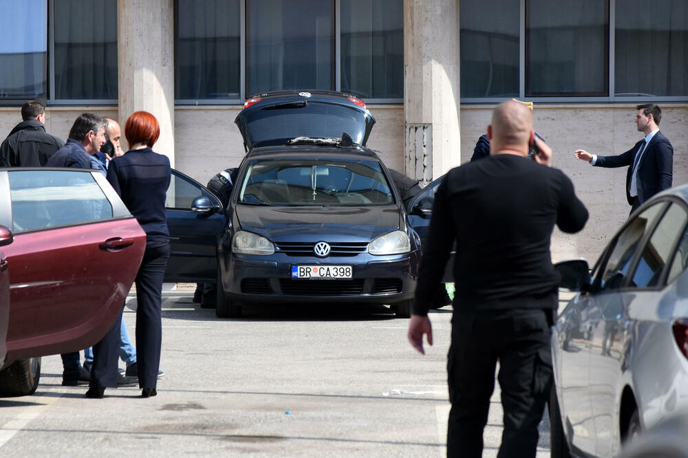 Pretres automobila osumnjičenog ispred podgoričke policije, Foto: Luka Zekovic