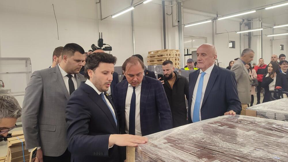 <p>"Ovo je podsticaj da i dalje nastavimo da kreiramo jedan ovakav ambijent u industrijskim zonama Nikšića, uvjeren sam da će ovakvih investicija biti još", poručio je Kovačević</p>