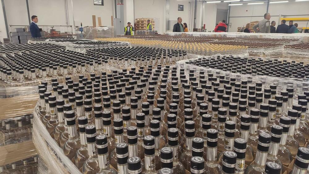 <p>"Ovo je podsticaj da i dalje nastavimo da kreiramo jedan ovakav ambijent u industrijskim zonama Nikšića, uvjeren sam da će ovakvih investicija biti još", poručio je Kovačević</p>