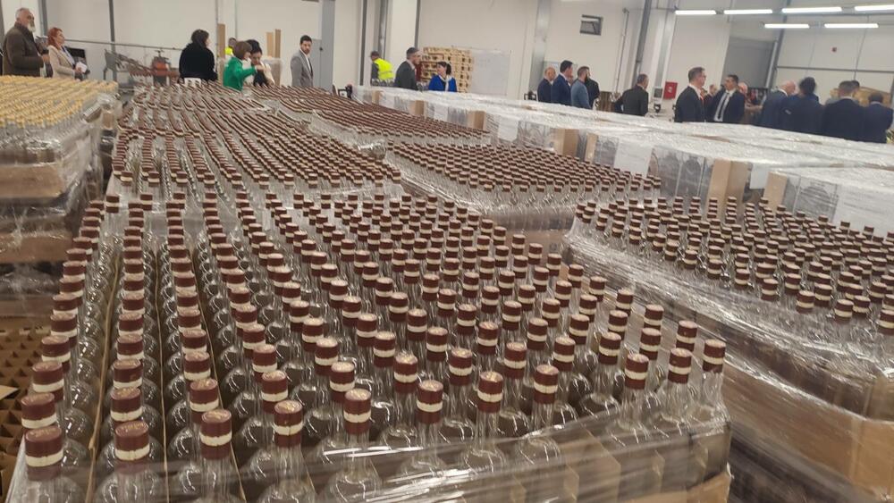 <p>"Ovo je podsticaj da i dalje nastavimo da kreiramo jedan ovakav ambijent u industrijskim zonama Nikšića, uvjeren sam da će ovakvih investicija biti još", poručio je Kovačević</p>