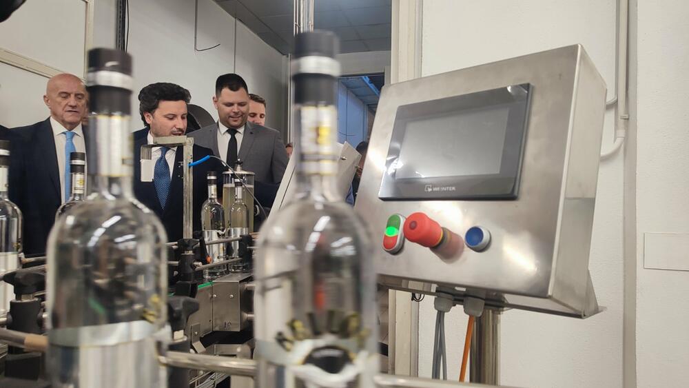 <p>"Ovo je podsticaj da i dalje nastavimo da kreiramo jedan ovakav ambijent u industrijskim zonama Nikšića, uvjeren sam da će ovakvih investicija biti još", poručio je Kovačević</p>