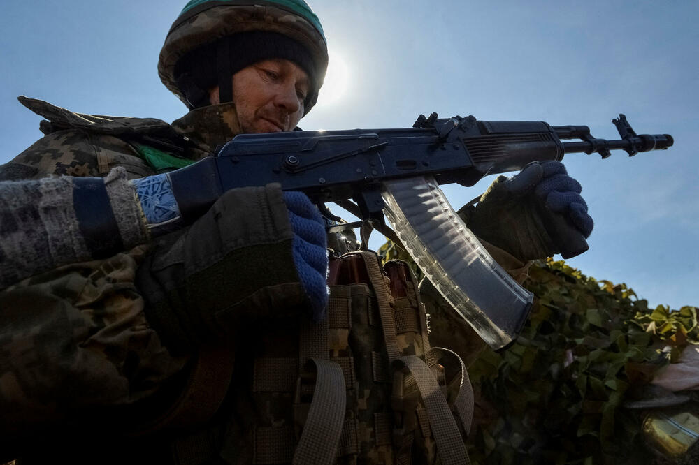 Ukrajinski vojnik na frontu u blizini Bahmuta, Foto: Rojters
