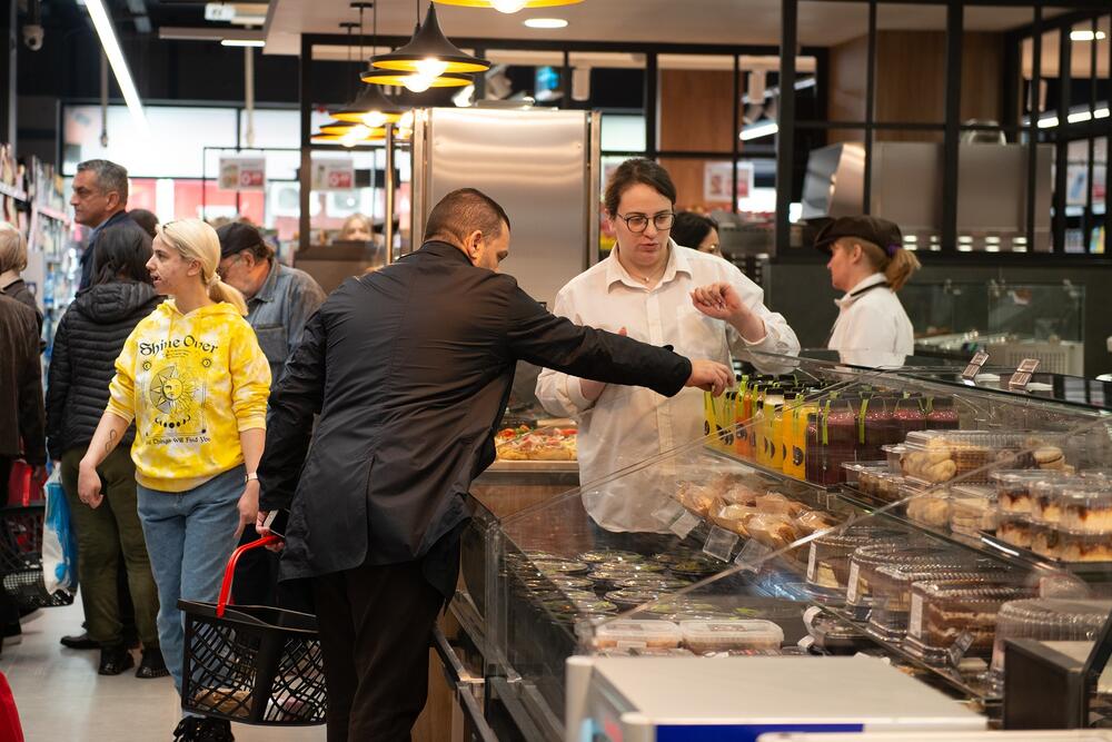 <p><em>Uz primjenu najnovijih standarda Kompanije, market je potpuno renoviran i prilagođen novom stilu Voli marketa kako bi se još bolje odgovorilo na želje i potrebe potrošača.</em></p>