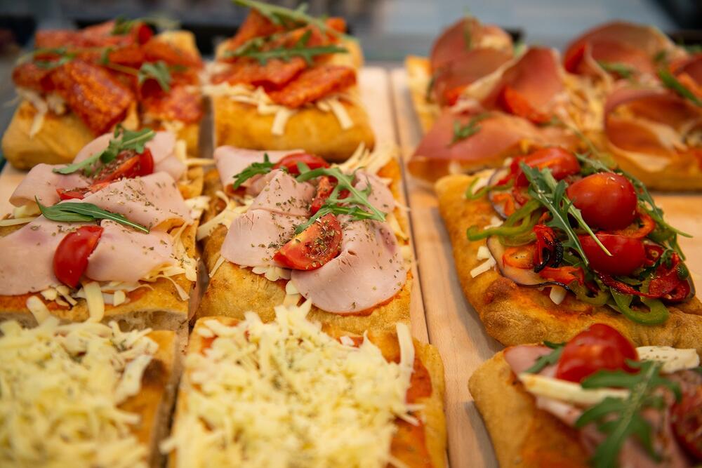 <p><em>Uz primjenu najnovijih standarda Kompanije, market je potpuno renoviran i prilagođen novom stilu Voli marketa kako bi se još bolje odgovorilo na želje i potrebe potrošača.</em></p>