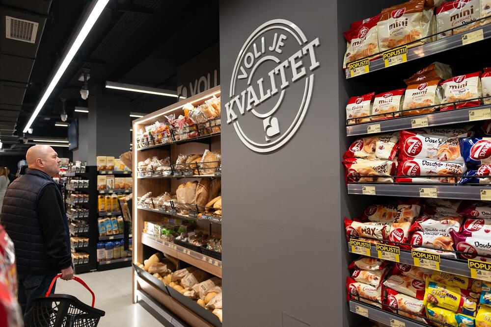 <p><em>Uz primjenu najnovijih standarda Kompanije, market je potpuno renoviran i prilagođen novom stilu Voli marketa kako bi se još bolje odgovorilo na želje i potrebe potrošača.</em></p>