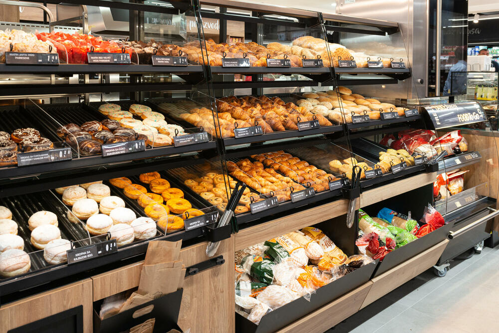 <p><em>Uz primjenu najnovijih standarda Kompanije, market je potpuno renoviran i prilagođen novom stilu Voli marketa kako bi se još bolje odgovorilo na želje i potrebe potrošača.</em></p>