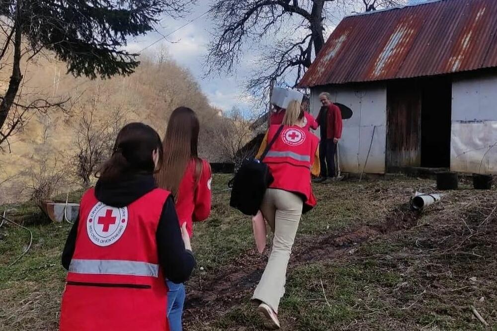 Volonteri Crvenog krsta tokom obilaska, Foto: Dragana Šćepanović