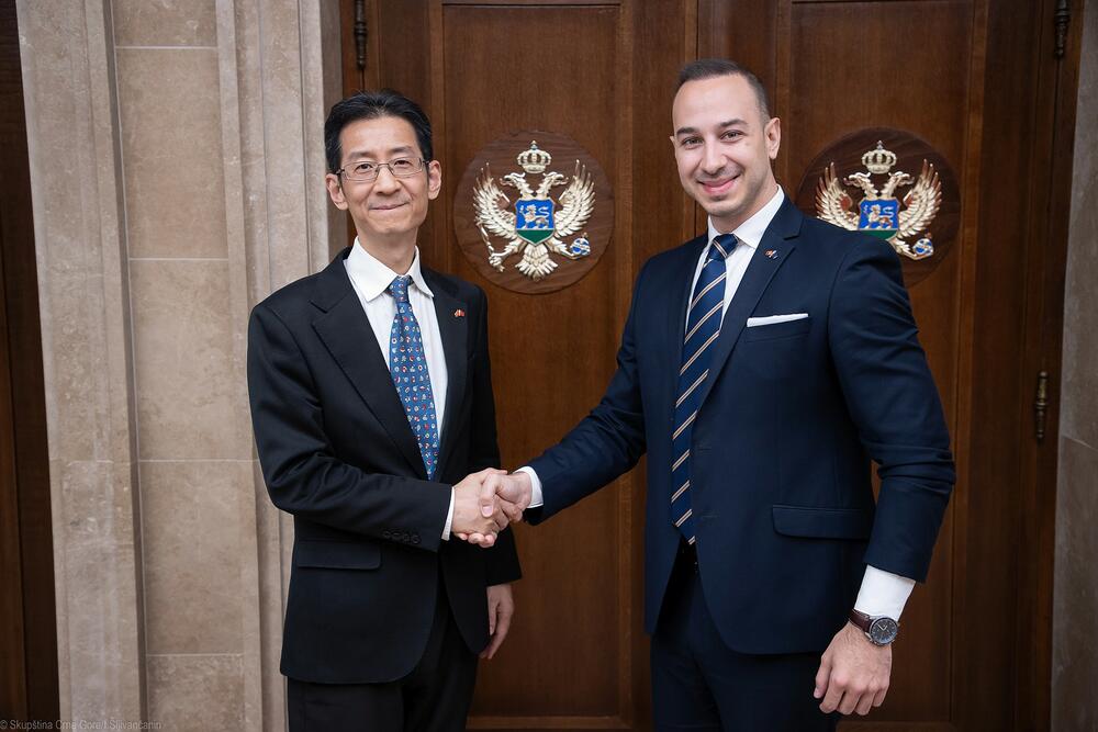 <p>Klarić je upoznao ambasadora, kako se navodi, sa inovativnim projektima realizovanim tokom njegovog mandata, čiji je značaj prepoznat u relevantnim izvještajima, a koji su crnogorski parlament pozicionirali kao najtransparentniji u regionu</p>