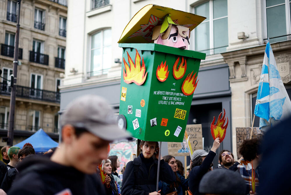 <p>Ljevičarski sindikat CGT, okosnica protestnog pokreta koji se protivi Makronovom planu da poveća starosnu granicu za odlazak u penziju sa 62 na 64 godine, najavio je danas da će mobilizacija građana biti nastavljena "u ovom ili onom obliku" dok sporni zakon ne bude povučen</p>