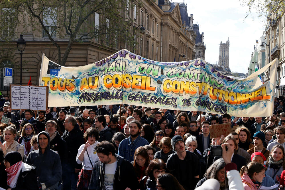 <p>Ljevičarski sindikat CGT, okosnica protestnog pokreta koji se protivi Makronovom planu da poveća starosnu granicu za odlazak u penziju sa 62 na 64 godine, najavio je danas da će mobilizacija građana biti nastavljena "u ovom ili onom obliku" dok sporni zakon ne bude povučen</p>