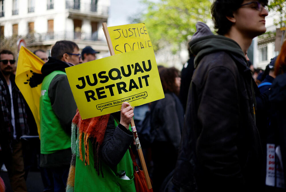 <p>Ljevičarski sindikat CGT, okosnica protestnog pokreta koji se protivi Makronovom planu da poveća starosnu granicu za odlazak u penziju sa 62 na 64 godine, najavio je danas da će mobilizacija građana biti nastavljena "u ovom ili onom obliku" dok sporni zakon ne bude povučen</p>