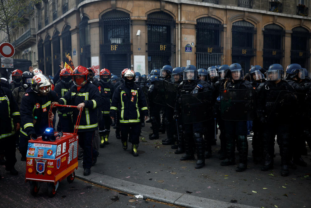 <p>Ljevičarski sindikat CGT, okosnica protestnog pokreta koji se protivi Makronovom planu da poveća starosnu granicu za odlazak u penziju sa 62 na 64 godine, najavio je danas da će mobilizacija građana biti nastavljena "u ovom ili onom obliku" dok sporni zakon ne bude povučen</p>