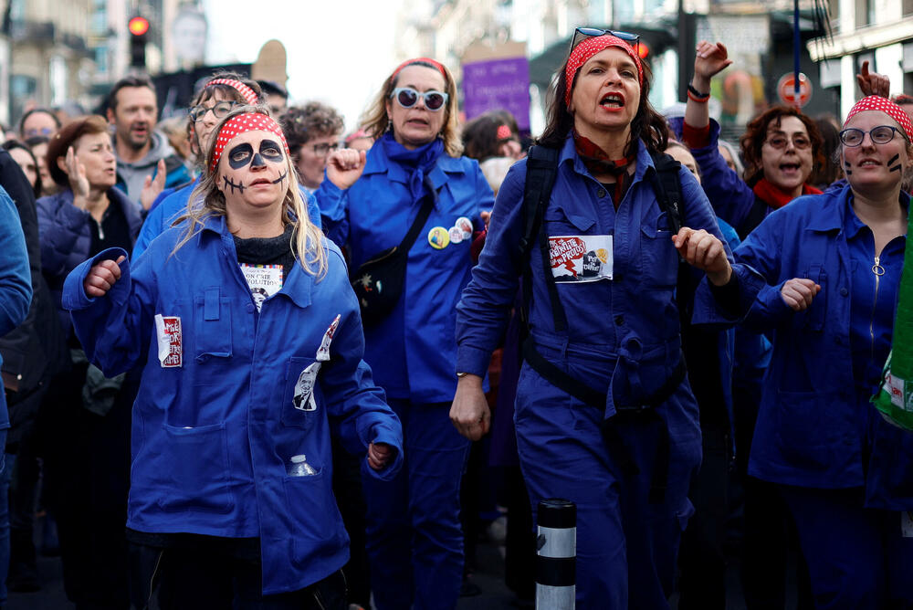 <p>Ljevičarski sindikat CGT, okosnica protestnog pokreta koji se protivi Makronovom planu da poveća starosnu granicu za odlazak u penziju sa 62 na 64 godine, najavio je danas da će mobilizacija građana biti nastavljena "u ovom ili onom obliku" dok sporni zakon ne bude povučen</p>