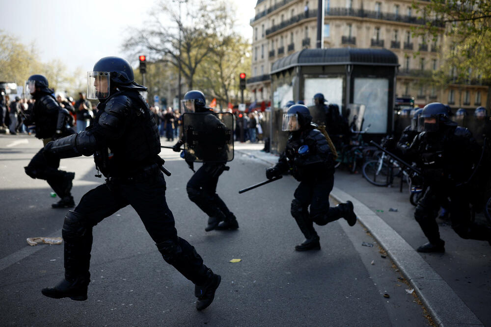 <p>Ljevičarski sindikat CGT, okosnica protestnog pokreta koji se protivi Makronovom planu da poveća starosnu granicu za odlazak u penziju sa 62 na 64 godine, najavio je danas da će mobilizacija građana biti nastavljena "u ovom ili onom obliku" dok sporni zakon ne bude povučen</p>