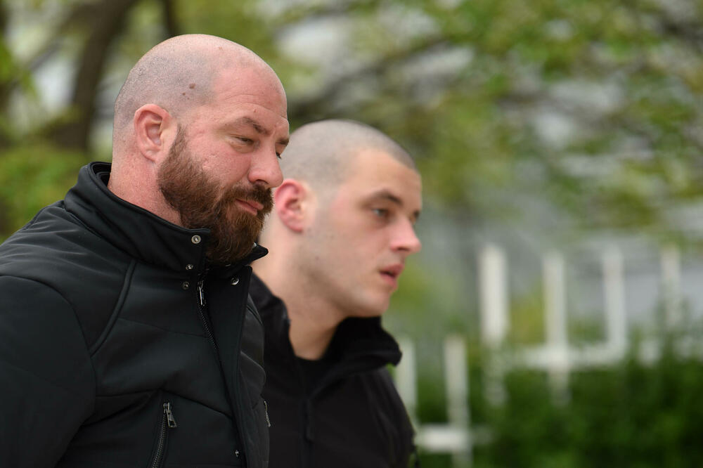 Jednog od osumnjičenih privode u zgradu Specijalnog policijskog odjeljenja, Foto: BORIS PEJOVIC