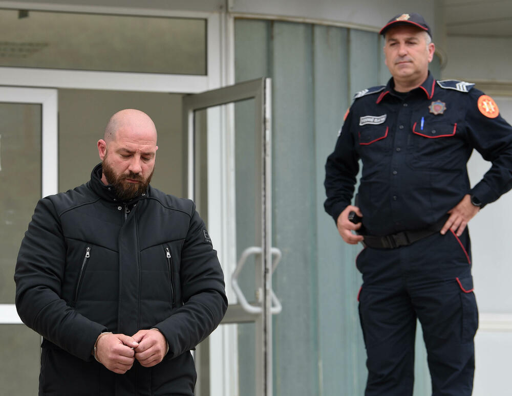 Jednog od osumnjičenih privode u zgradu Specijalnog policijskog odjeljenja