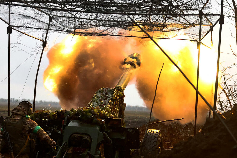 Ukrajinska artiljerija djeluje na položaju kod Bahmuta, Foto: Reuters