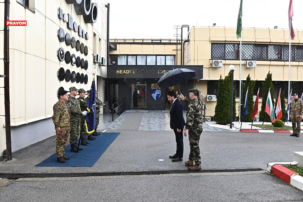 <p>"Ristuči je pohvalio Crnu Goru za deeskalaciju potencijalnih rizičnih situacija i naveo da cijene doprinos Crne Gore sa svojim vojnicima, za koje je naveo da su izuzetno profesionalni u misiji KFOR-a", navodi se u saopštenju </p>