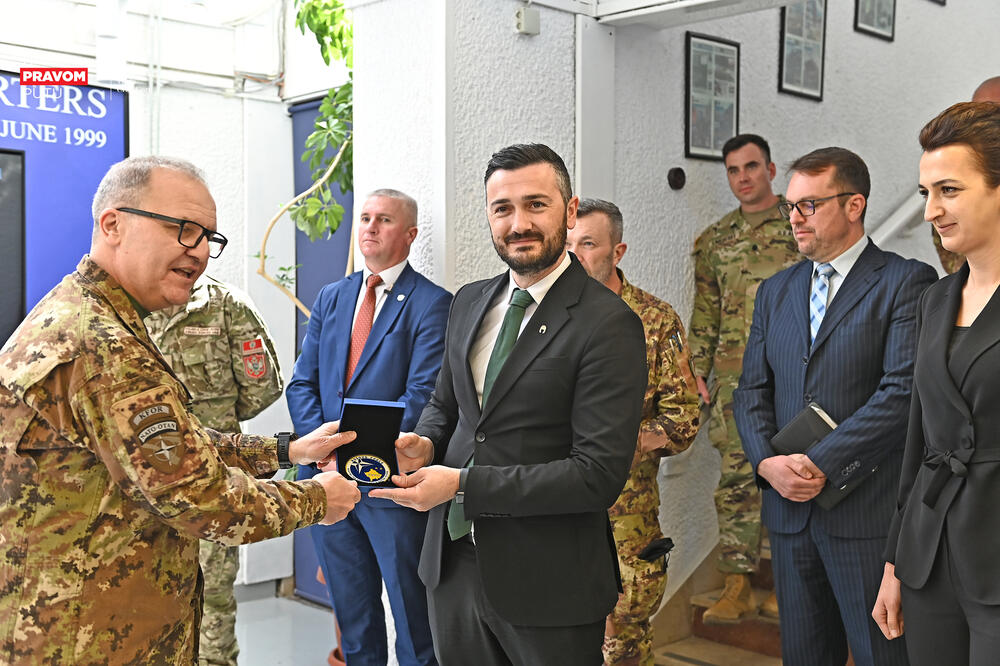 <p>"Ristuči je pohvalio Crnu Goru za deeskalaciju potencijalnih rizičnih situacija i naveo da cijene doprinos Crne Gore sa svojim vojnicima, za koje je naveo da su izuzetno profesionalni u misiji KFOR-a", navodi se u saopštenju </p>