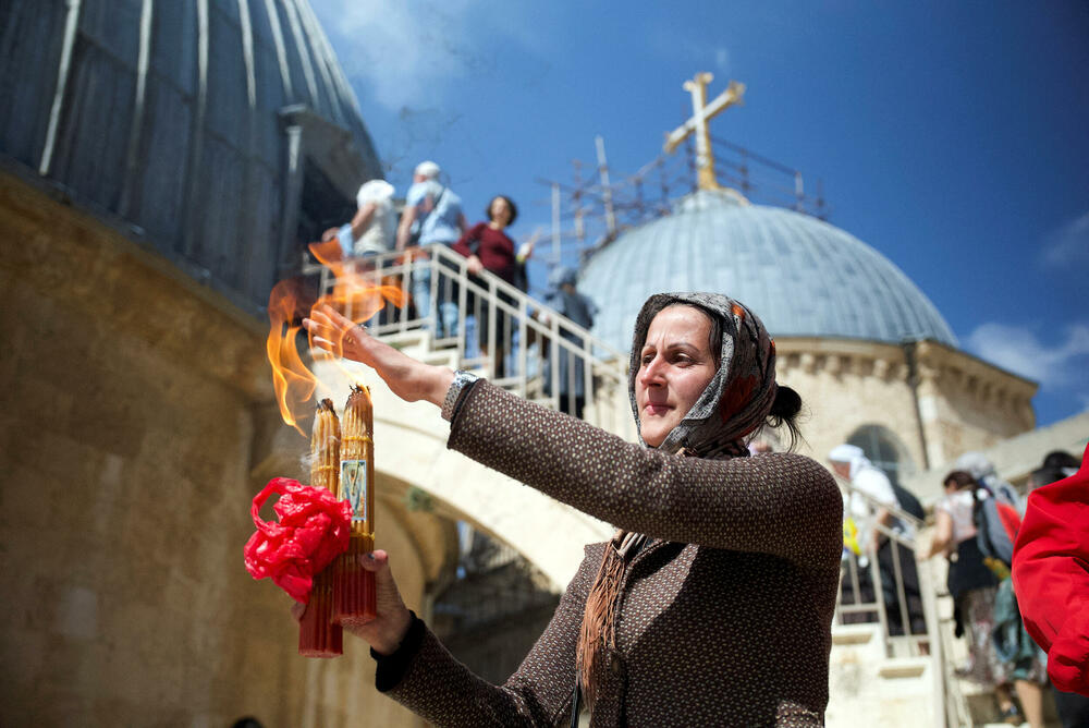 <p>Na Veliku subotu prije pravoslavnog uskrsa plamen se javlja u Crkvi Svetog groba podignutoj na mjestu gdje je po hrišćanskoj tradiciji Isus razapet, sahranjen i uskrsnuo</p>