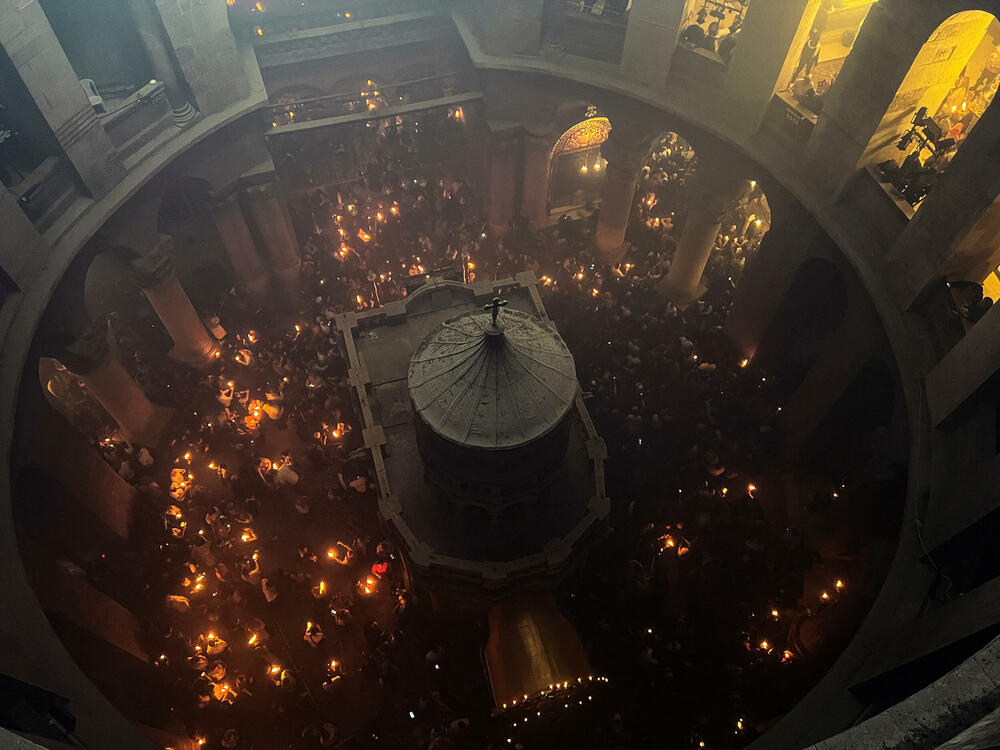 <p>Na Veliku subotu prije pravoslavnog uskrsa plamen se javlja u Crkvi Svetog groba podignutoj na mjestu gdje je po hrišćanskoj tradiciji Isus razapet, sahranjen i uskrsnuo</p>