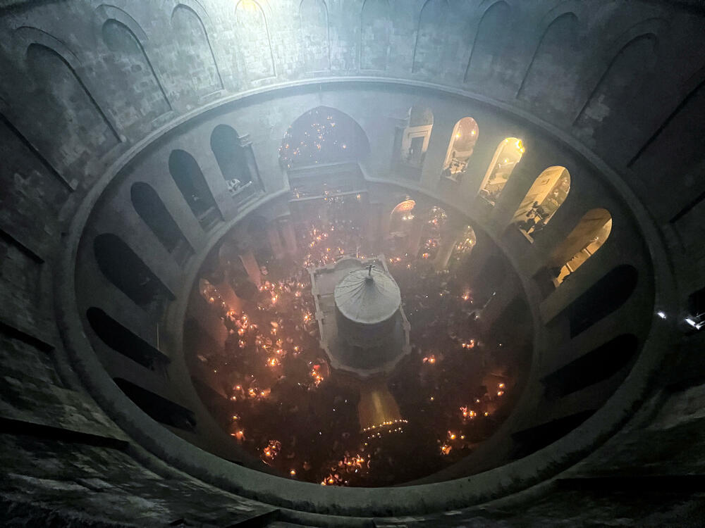 <p>Na Veliku subotu prije pravoslavnog uskrsa plamen se javlja u Crkvi Svetog groba podignutoj na mjestu gdje je po hrišćanskoj tradiciji Isus razapet, sahranjen i uskrsnuo</p>