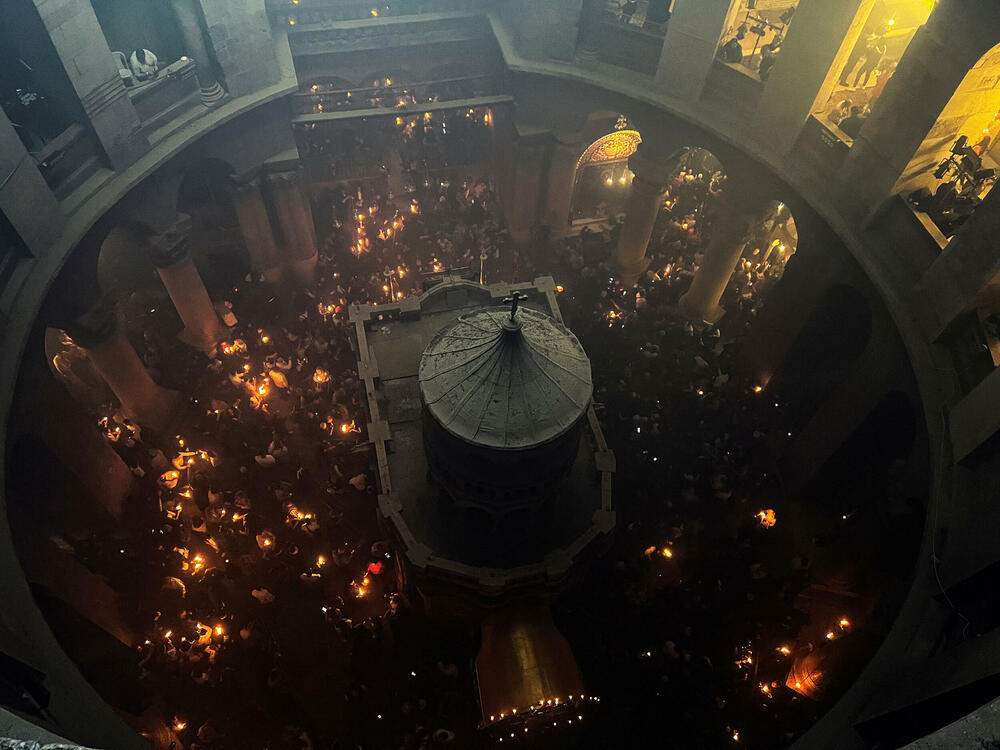 <p>Na Veliku subotu prije pravoslavnog uskrsa plamen se javlja u Crkvi Svetog groba podignutoj na mjestu gdje je po hrišćanskoj tradiciji Isus razapet, sahranjen i uskrsnuo</p>