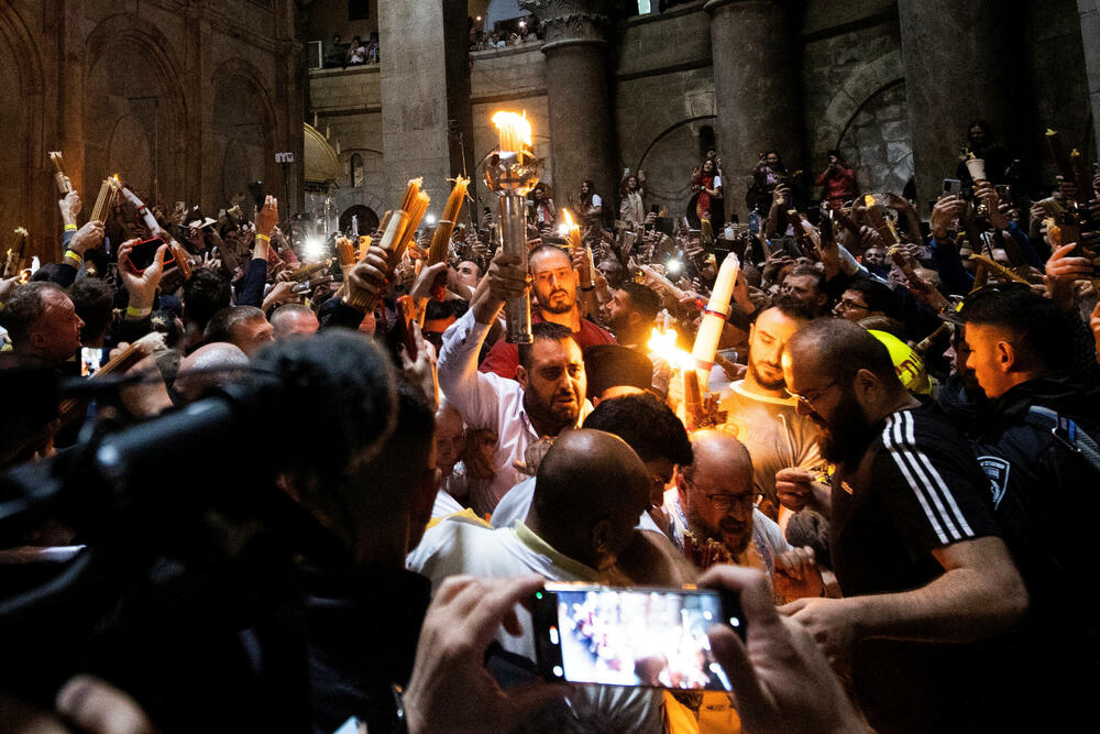 <p>Na Veliku subotu prije pravoslavnog uskrsa plamen se javlja u Crkvi Svetog groba podignutoj na mjestu gdje je po hrišćanskoj tradiciji Isus razapet, sahranjen i uskrsnuo</p>
