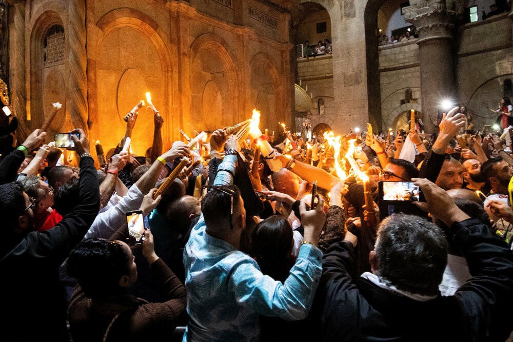 <p>Na Veliku subotu prije pravoslavnog uskrsa plamen se javlja u Crkvi Svetog groba podignutoj na mjestu gdje je po hrišćanskoj tradiciji Isus razapet, sahranjen i uskrsnuo</p>