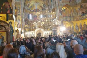FOTO: Vaskršnja liturgija u hramu Hristovog Vaskrsenja u Podgorici