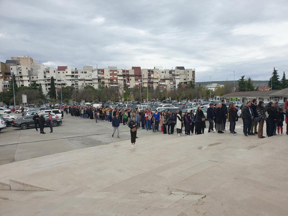 <p>U hramu Hristovog Vaskrsenja u Podgorici jutros je održana vaskršnja liturgija. Liturgiju je služio mitropolit crnogorsko primorski Joanikije</p>