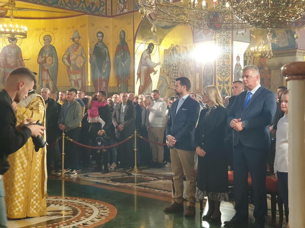 <p>U hramu Hristovog Vaskrsenja u Podgorici jutros je održana vaskršnja liturgija. Liturgiju je služio mitropolit crnogorsko primorski Joanikije</p>