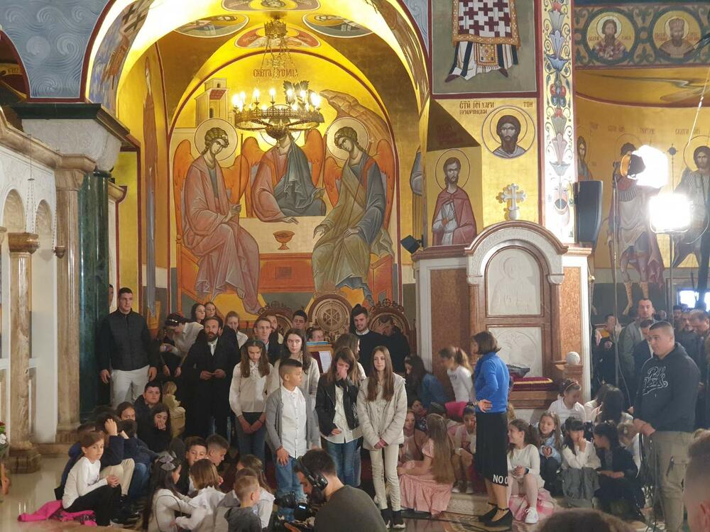 <p>U hramu Hristovog Vaskrsenja u Podgorici jutros je održana vaskršnja liturgija. Liturgiju je služio mitropolit crnogorsko primorski Joanikije</p>