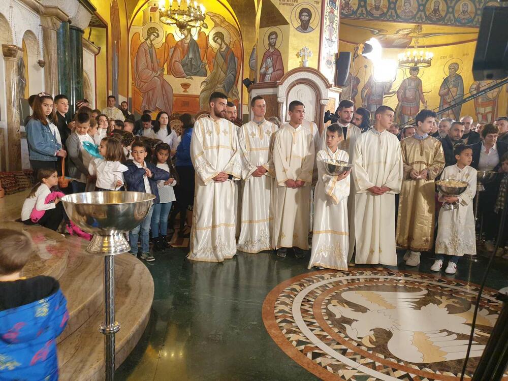 <p>U hramu Hristovog Vaskrsenja u Podgorici jutros je održana vaskršnja liturgija. Liturgiju je služio mitropolit crnogorsko primorski Joanikije</p>