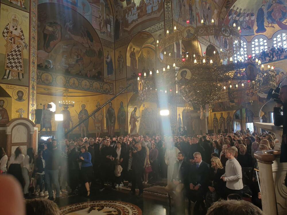 <p>U hramu Hristovog Vaskrsenja u Podgorici jutros je održana vaskršnja liturgija. Liturgiju je služio mitropolit crnogorsko primorski Joanikije</p>
