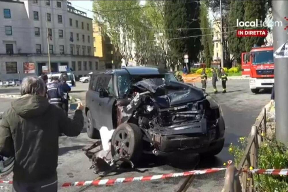 Lend Rover Difender se pokazao dovoljno sigurnim u sudaru sa tramvajem, Foto: skrinšot