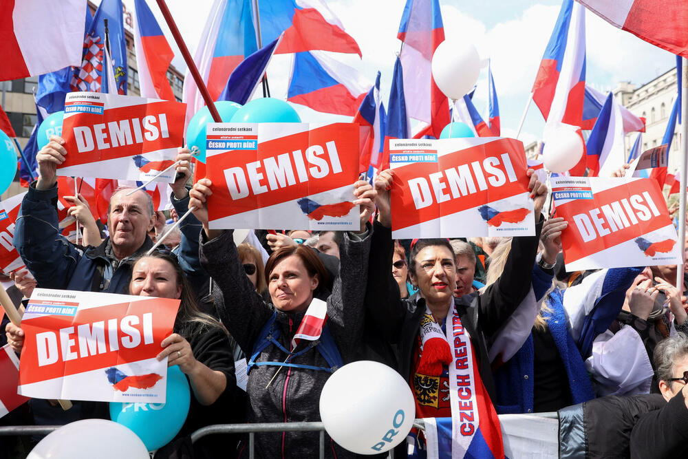 <p>"Želimo da nenasilnim građanskim protestom svrgnemo koalicionu vladu pet stranaka na čelu sa Fijalom. Demonstracije izražavaju protest ne samo protiv ekonomske bede, već i moralne. Niste u stanju da vladate, pokupite posljednje ostatke časti i podnesite ostavku", kazao je Rajhl</p>