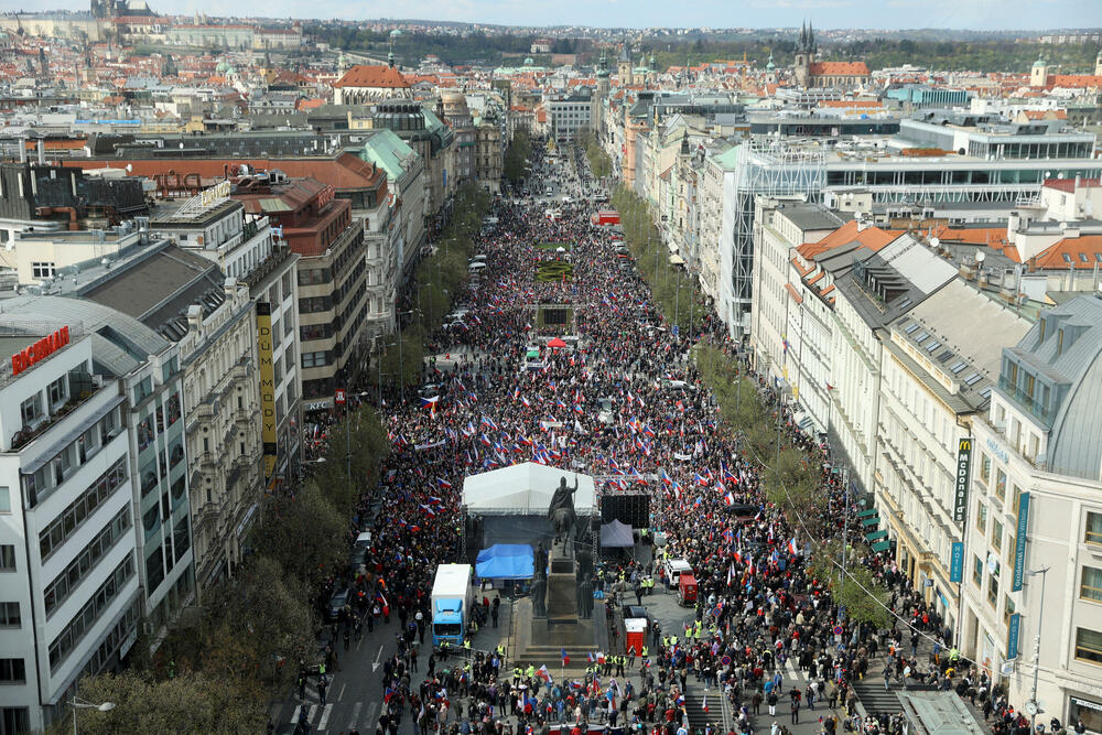 <p>"Želimo da nenasilnim građanskim protestom svrgnemo koalicionu vladu pet stranaka na čelu sa Fijalom. Demonstracije izražavaju protest ne samo protiv ekonomske bede, već i moralne. Niste u stanju da vladate, pokupite posljednje ostatke časti i podnesite ostavku", kazao je Rajhl</p>