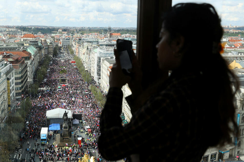 <p>"Želimo da nenasilnim građanskim protestom svrgnemo koalicionu vladu pet stranaka na čelu sa Fijalom. Demonstracije izražavaju protest ne samo protiv ekonomske bede, već i moralne. Niste u stanju da vladate, pokupite posljednje ostatke časti i podnesite ostavku", kazao je Rajhl</p>