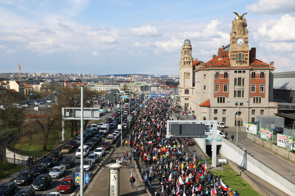 <p>"Želimo da nenasilnim građanskim protestom svrgnemo koalicionu vladu pet stranaka na čelu sa Fijalom. Demonstracije izražavaju protest ne samo protiv ekonomske bede, već i moralne. Niste u stanju da vladate, pokupite posljednje ostatke časti i podnesite ostavku", kazao je Rajhl</p>