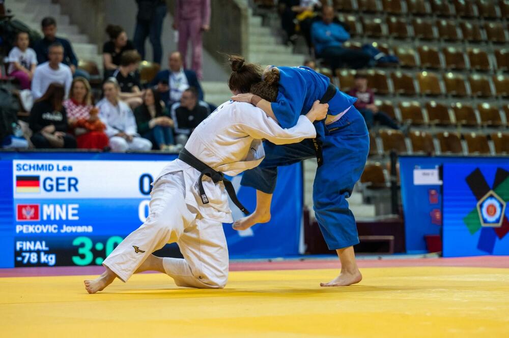 Jovana Peković na meču sa Leom Šmid