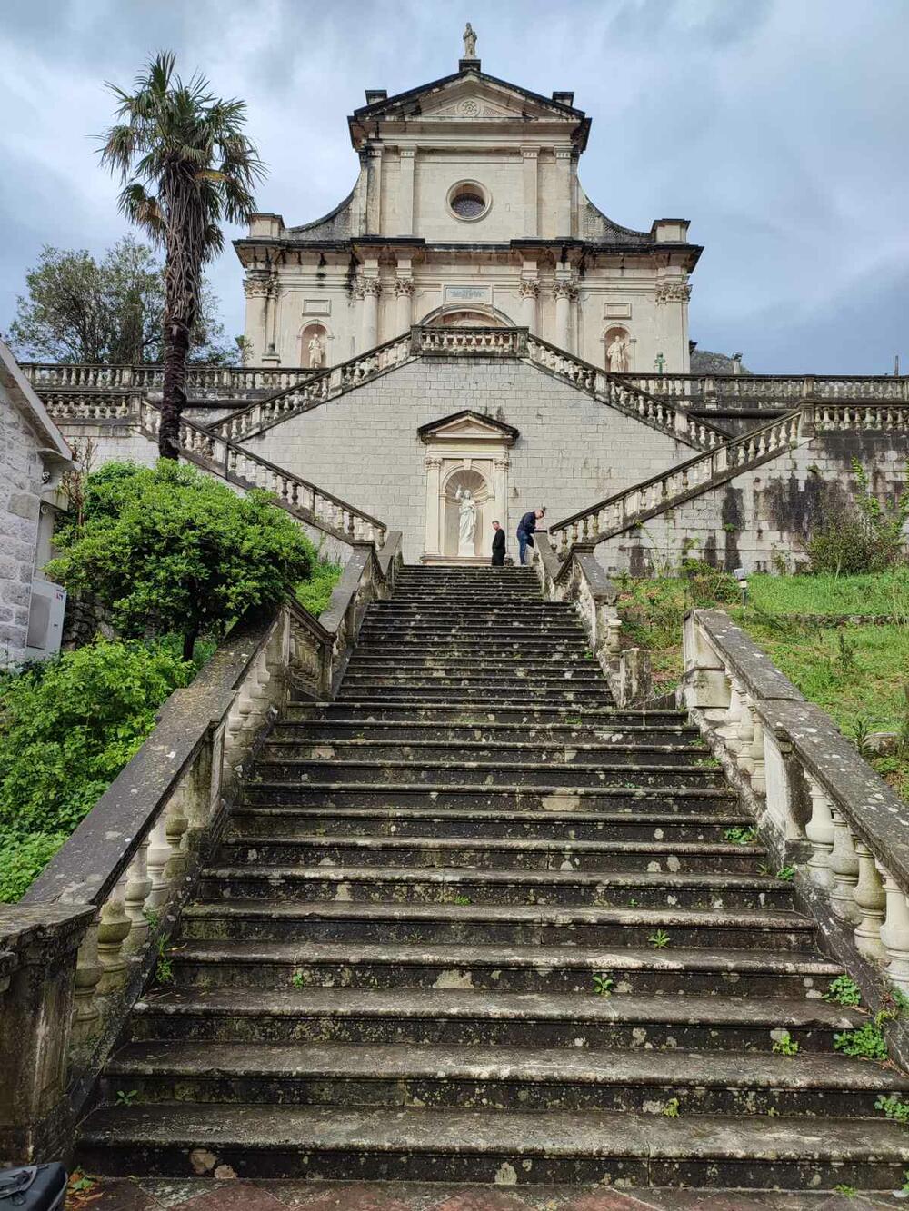 <p>Dva kapitela na stubovima stepeništa u blizini kipa Isusa ispod crkve su odvaljena, najvjerovatnije pajserima i bačena ispod stepeništa</p>