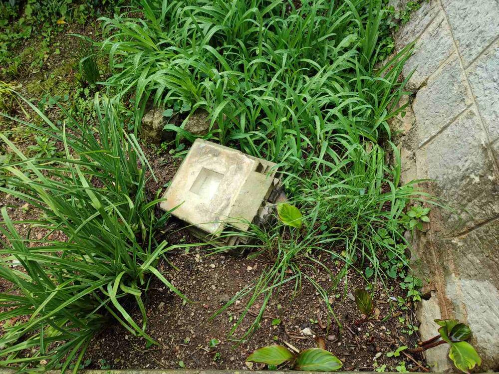 <p>Dva kapitela na stubovima stepeništa u blizini kipa Isusa ispod crkve su odvaljena, najvjerovatnije pajserima i bačena ispod stepeništa</p>