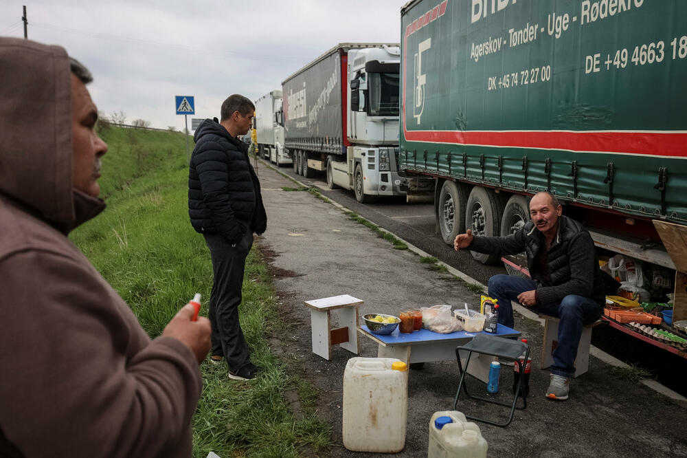 Vozači kamiona dok čekaju da pređu ukrajinsko-poljsku granicu, Foto: Rojters