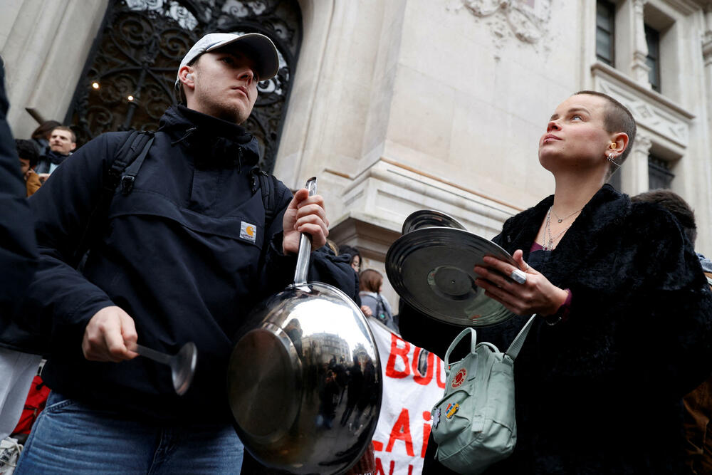 <p>Protivnici penzione reforme pozvali su narod da se okupi u gradskim kućama širom Francuske i da prave buku tokom Makronovog televizijskog obraćanja sa porukom: "Makron neće da nas sluša? Ni mi nećemo njega"</p>