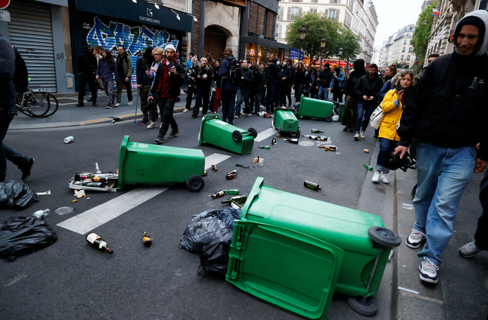 <p>Protivnici penzione reforme pozvali su narod da se okupi u gradskim kućama širom Francuske i da prave buku tokom Makronovog televizijskog obraćanja sa porukom: "Makron neće da nas sluša? Ni mi nećemo njega"</p>