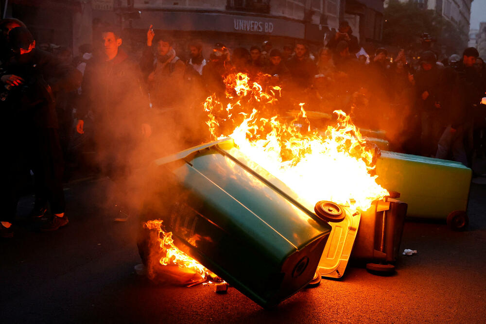 <p>Protivnici penzione reforme pozvali su narod da se okupi u gradskim kućama širom Francuske i da prave buku tokom Makronovog televizijskog obraćanja sa porukom: "Makron neće da nas sluša? Ni mi nećemo njega"</p>