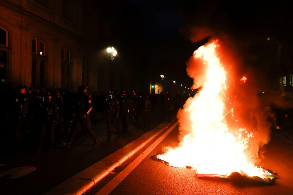 <p>Protivnici penzione reforme pozvali su narod da se okupi u gradskim kućama širom Francuske i da prave buku tokom Makronovog televizijskog obraćanja sa porukom: "Makron neće da nas sluša? Ni mi nećemo njega"</p>